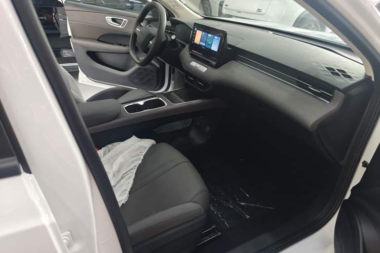 Used Roewe D6 2025 450 km Premium Edition Gear Lever