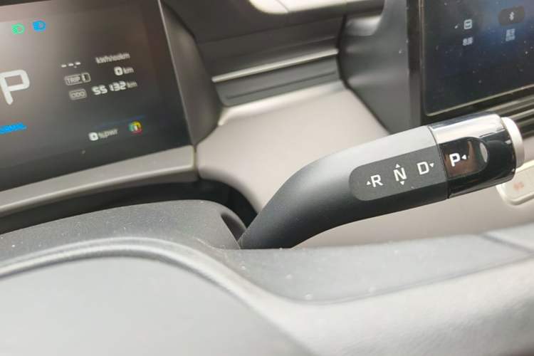 Used Roewe D6 2025 450 km Premium Edition Gear Lever