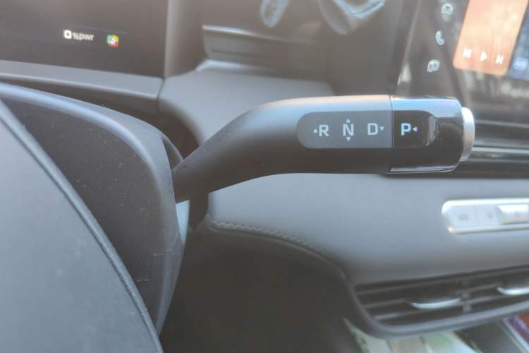 Used Roewe D6 2025 450 km Premium Edition Gear Lever