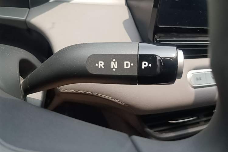 Used Roewe D6 2025 450 km Premium Edition Gear Lever