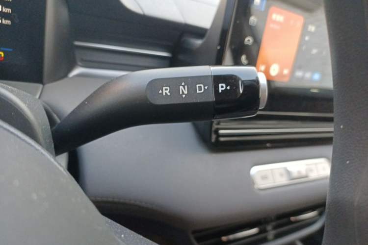 Used Roewe D6 2025 450 km Premium Edition Gear Lever