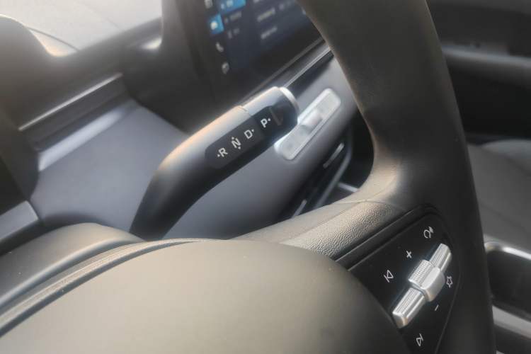Used Roewe D6 2025 450 km Premium Edition Gear Lever