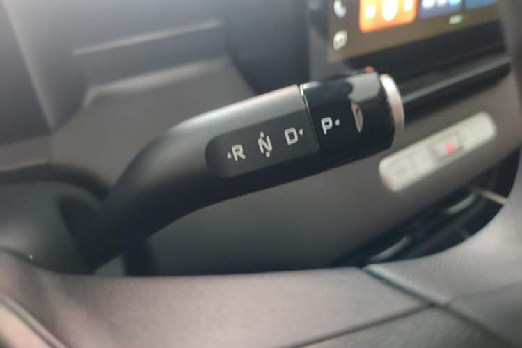 Used Roewe D6 2025 450 km Premium Edition Gear Lever