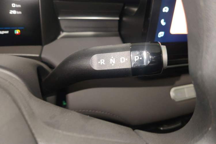 Used Roewe D6 2025 450 km Premium Edition Gear Lever