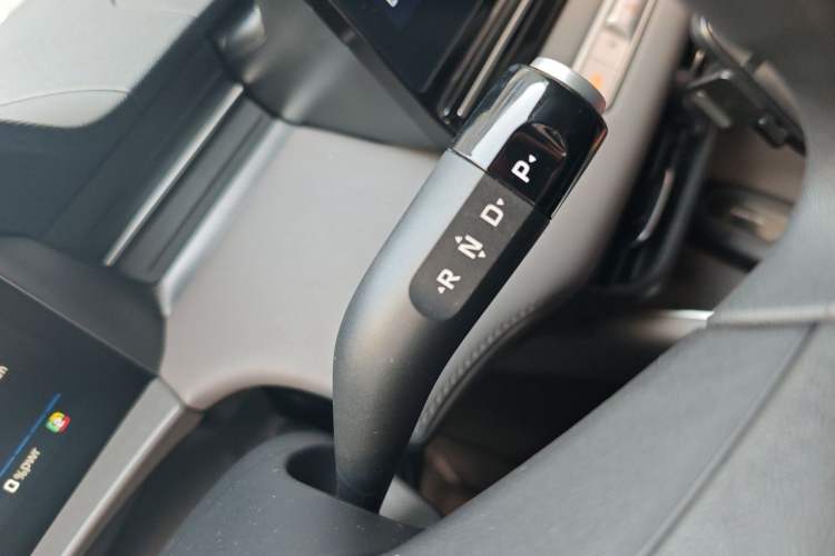 Used Roewe D6 2025 450 km Premium Edition Gear Lever