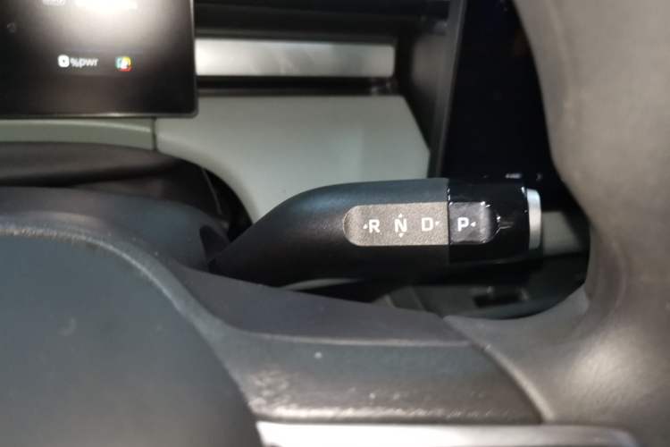 Used Roewe D6 2025 450km Deluxe Edition Gear Lever
