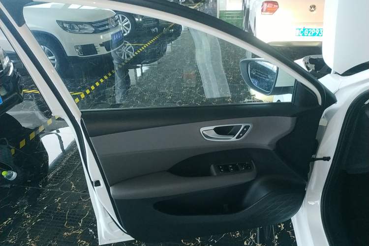 Used Roewe D6 2025 450 km Premium Edition Interior 7
