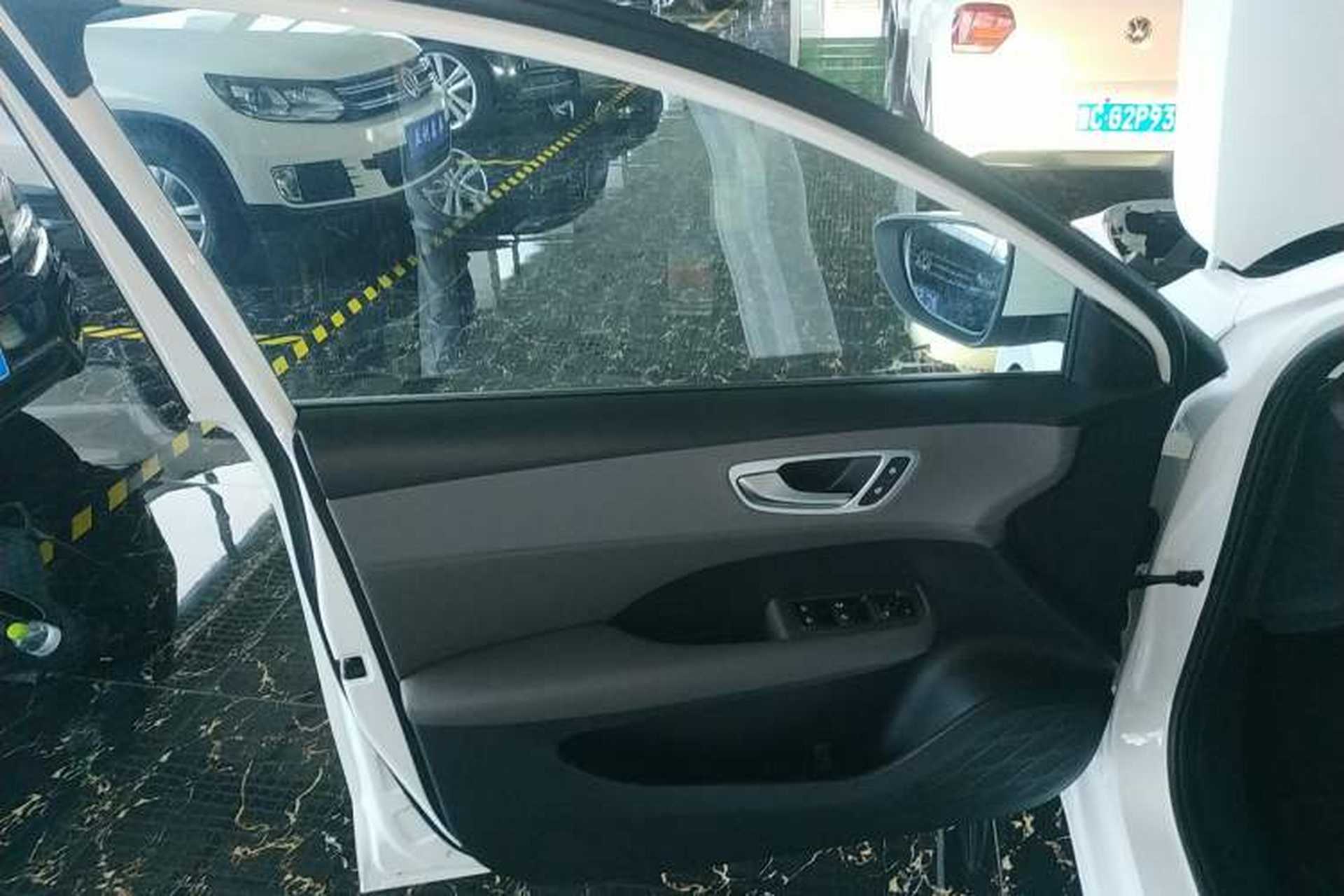 Used Roewe D6 2025 450 km Premium Edition Interior 7