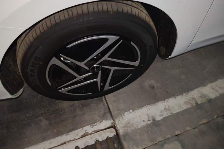 Used Roewe D6 2025 450 km Premium Edition Left Front Wheel Hub