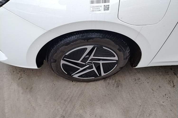 Used Roewe D6 2025 450 km Premium Edition Left Front Wheel Hub