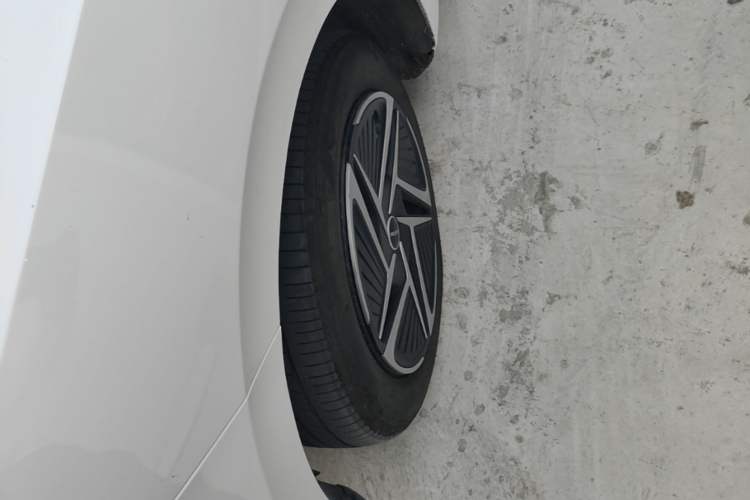 Used Roewe D6 2025 450 km Premium Edition Left Front Wheel Hub