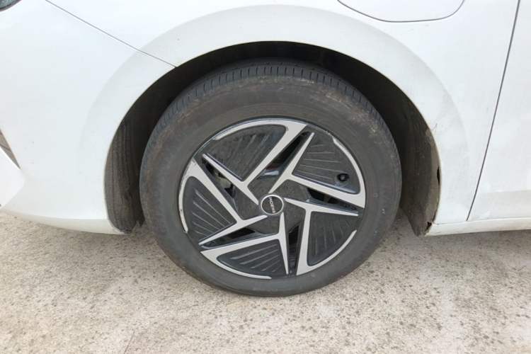 Used Roewe D6 2025 450 km Premium Edition Left Front Wheel Hub