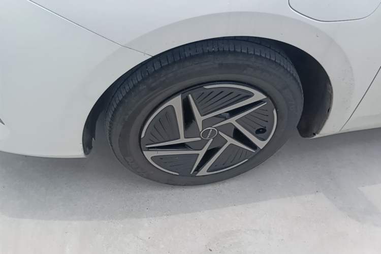 Used Roewe D6 2025 450 km Premium Edition Left Front Wheel Hub
