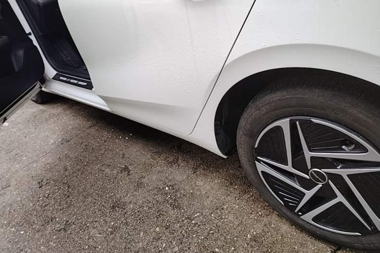 Used Roewe D6 2025 450 km Premium Edition Left Side Sill