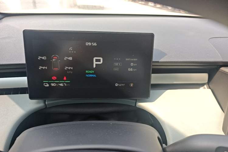 Used Roewe D6 2025 520km Comfort Edition Odometer Close Up