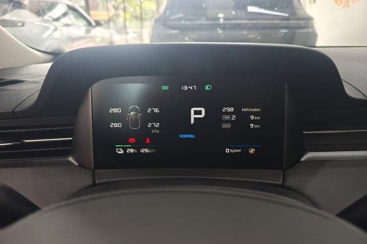 Used Roewe D6 2025 450 km Premium Edition Odometer Close Up