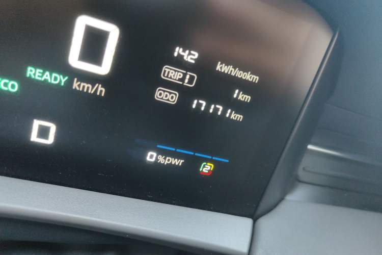 Used Roewe D6 2025 450 km Premium Edition Odometer Close Up