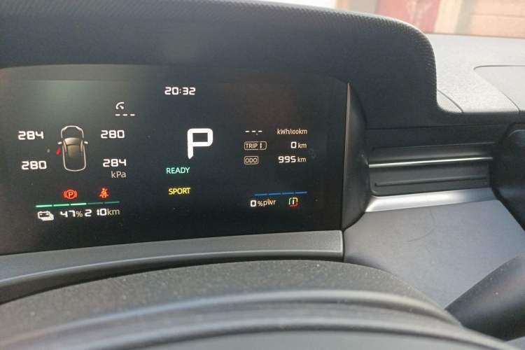 Used Roewe D6 2025 450 km Premium Edition Odometer Close Up