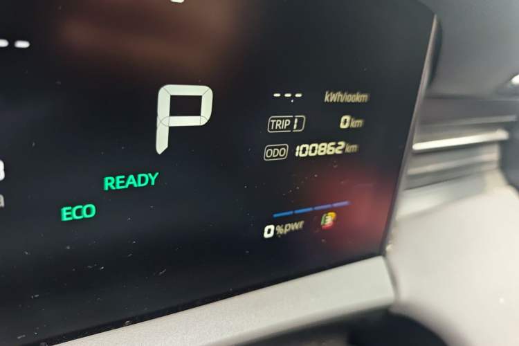 Used Roewe D6 2025 450 km Premium Edition Odometer Close Up