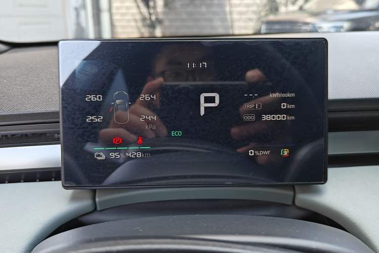 Used Roewe D6 2025 450km Deluxe Edition Odometer Close Up