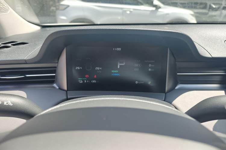Used Roewe D6 2025 450 km Premium Edition Odometer Close Up