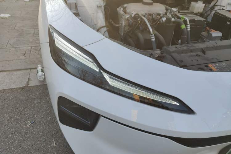 Used Roewe D6 2025 450 km Premium Edition Right Front Headlight