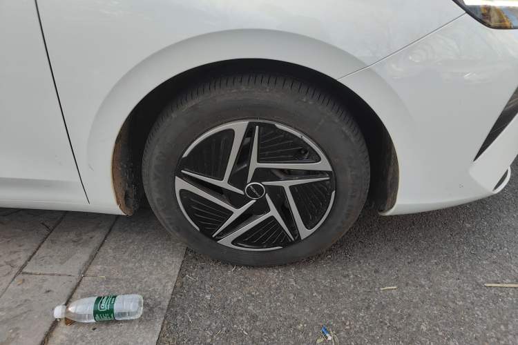 Used Roewe D6 2025 450 km Premium Edition Right Front Wheel Hub