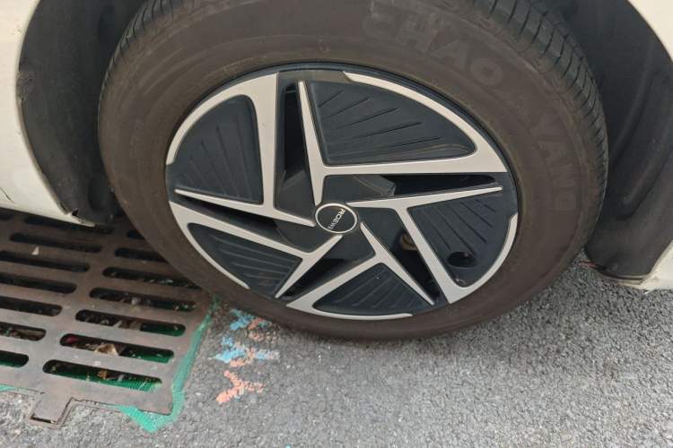 Used Roewe D6 2025 450 km Premium Edition Right Front Wheel Hub