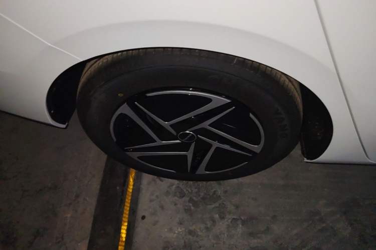 Used Roewe D6 2025 450 km Premium Edition Right Rear Wheel Hub