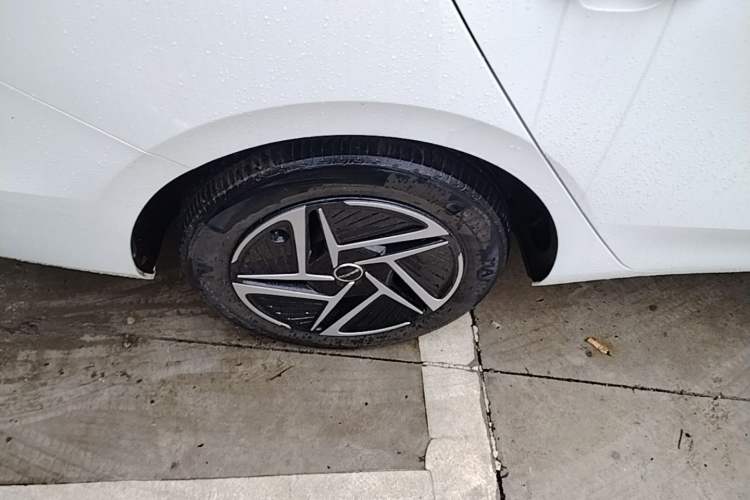 Used Roewe D6 2025 450 km Premium Edition Right Rear Wheel Hub
