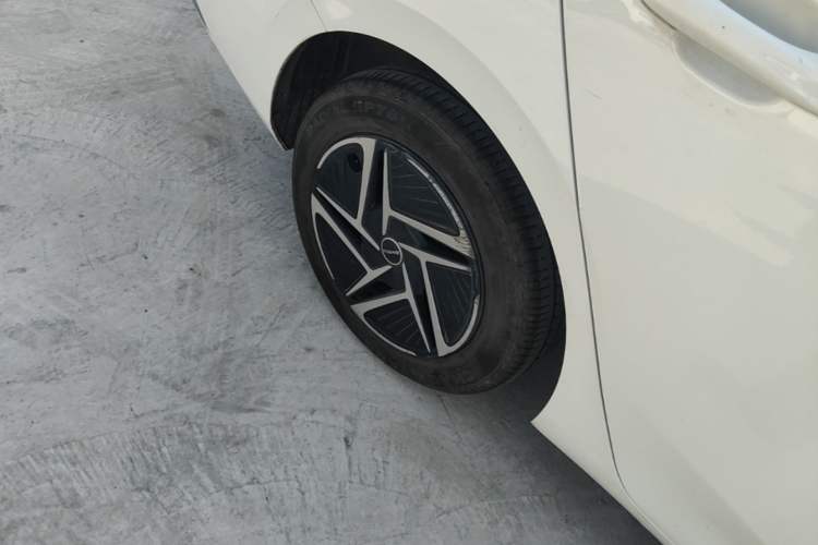 Used Roewe D6 2025 450 km Premium Edition Right Rear Wheel Hub