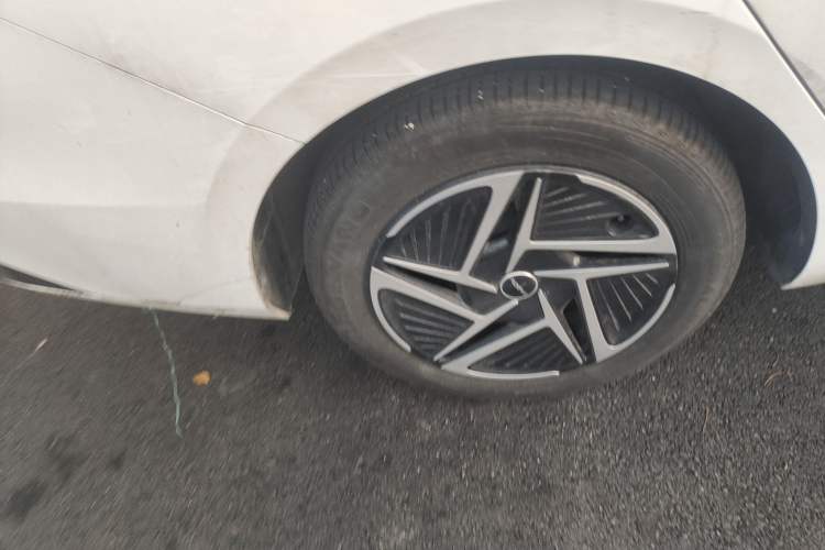 Used Roewe D6 2025 450 km Premium Edition Right Rear Wheel Hub
