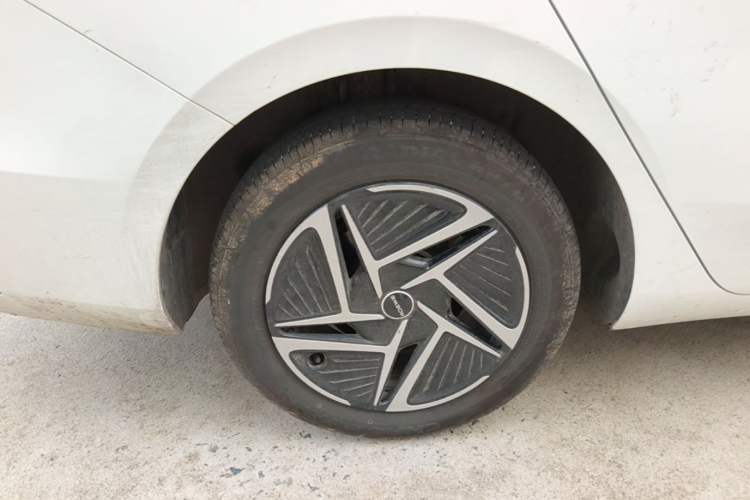 Used Roewe D6 2025 450 km Premium Edition Right Rear Wheel Hub