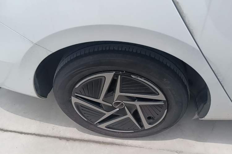 Used Roewe D6 2025 450 km Premium Edition Right Rear Wheel Hub