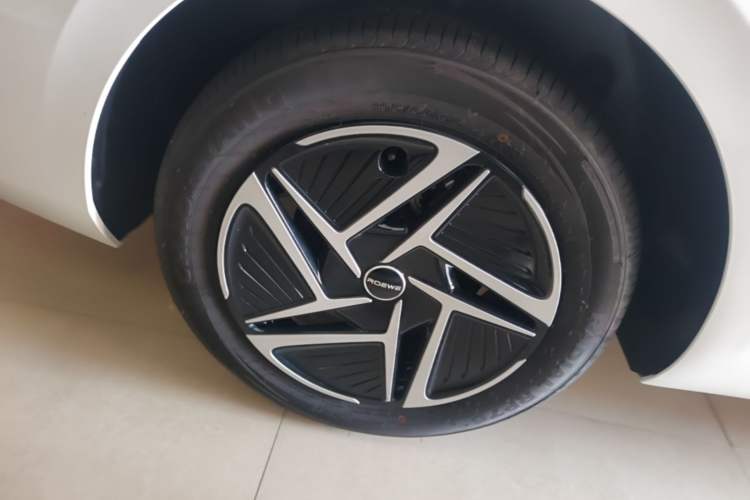 Used Roewe D6 2025 450 km Premium Edition Right Rear Wheel Hub