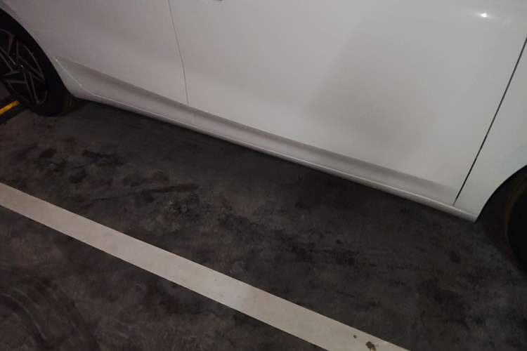 Used Roewe D6 2025 450 km Premium Edition Right Side Sill
