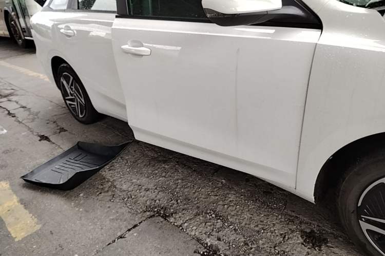 Used Roewe D6 2025 450 km Premium Edition Right Side Sill