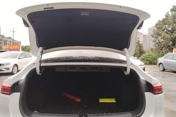 Used Roewe D6 2025 450 km Premium Edition Trunk