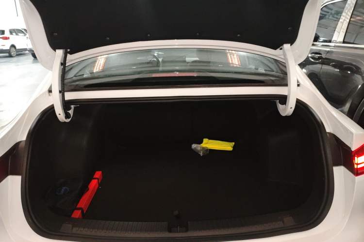 Used Roewe D6 2025 450km Deluxe Edition Trunk