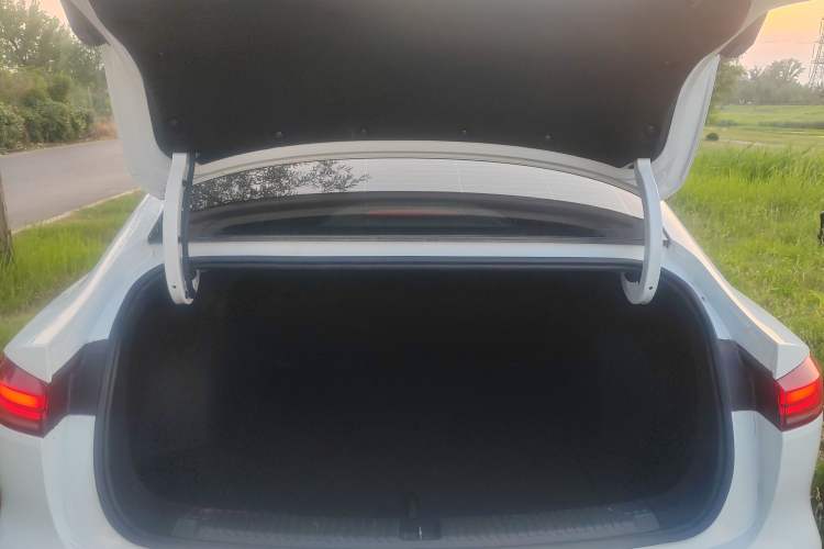 Used Roewe D6 2025 450 km Premium Edition Trunk