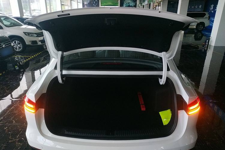 Used Roewe D6 2025 450 km Premium Edition Trunk