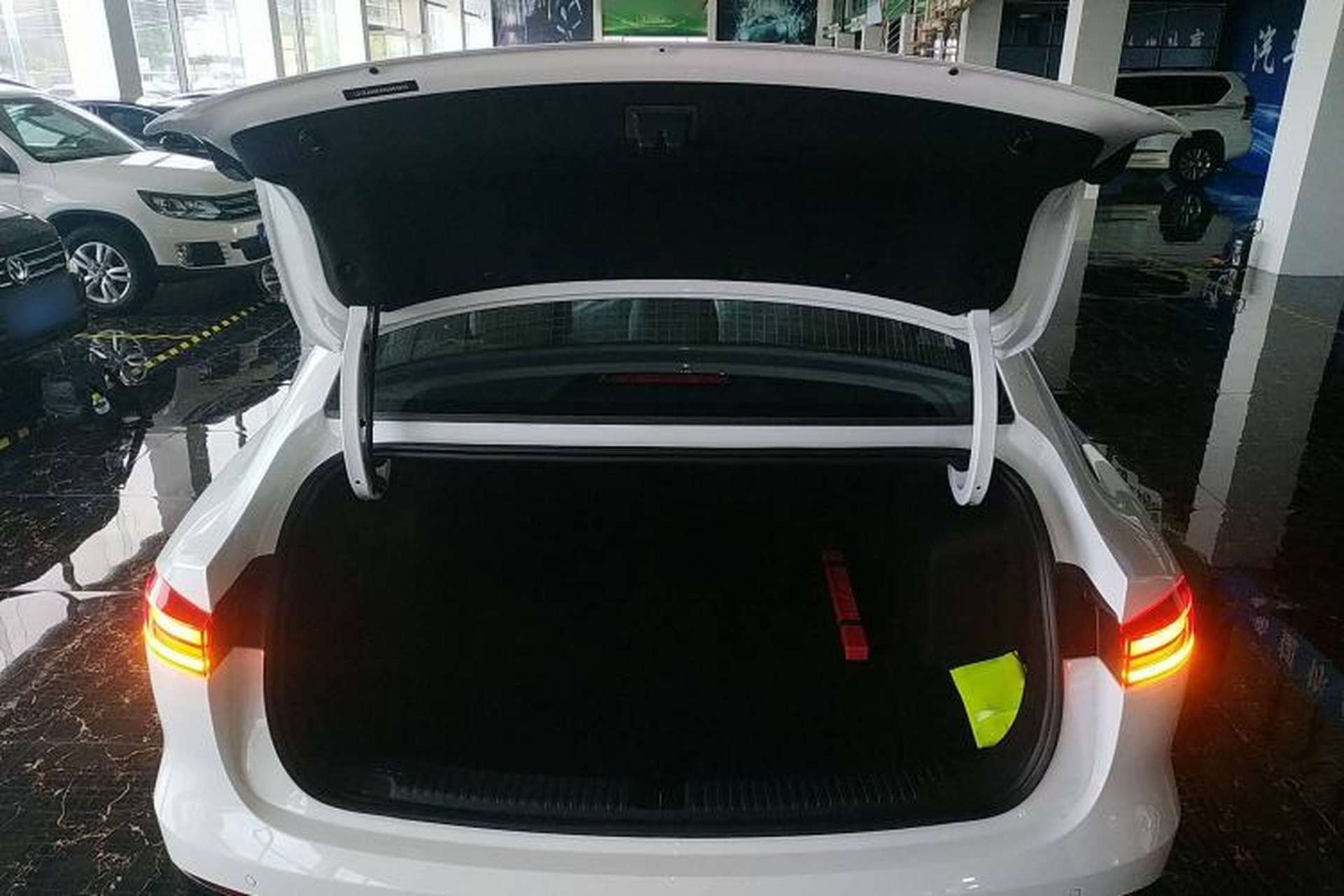 Used Roewe D6 2025 450 km Premium Edition Trunk