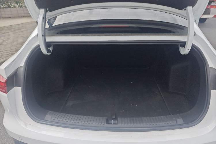 Used Roewe D6 2025 450 km Premium Edition Trunk