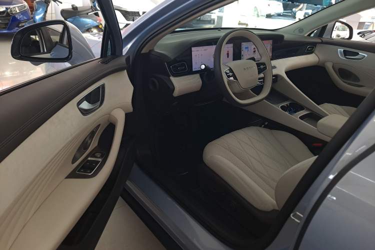 Used Roewe D7 2023 DMH 125km Excellence Edition Interior 2