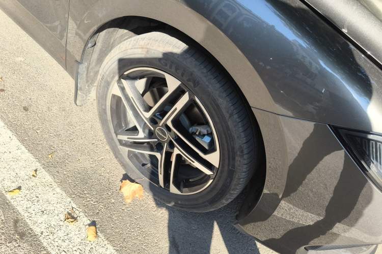 Used Roewe D7 2023 DMH 125km Superior Edition Right Front Wheel Hub