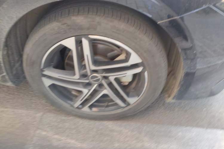 Used Roewe D7 2023 DMH 125km Superior Edition Right Front Wheel Hub