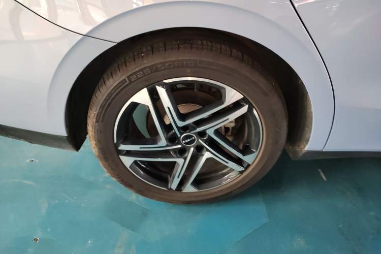 Used Roewe D7 2023 DMH 125km Excellence Edition Right Rear Wheel Hub