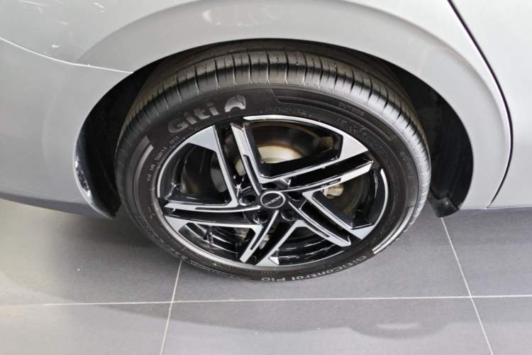 Used Roewe D7 2023 DMH 125km Flagship Edition Right Rear Wheel Hub