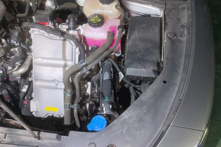 Used Roewe D7 2023 DMH 125km Flagship Edition Engine Bay Left