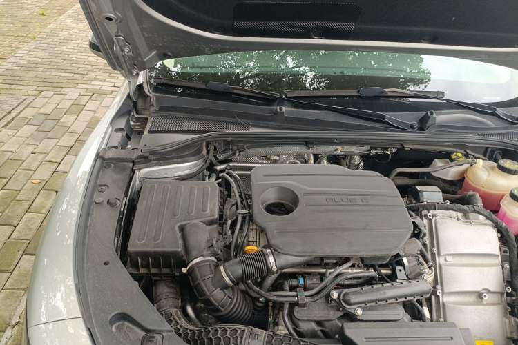 Used Roewe D7 2023 DMH 125km Flagship Edition Engine Bay Right